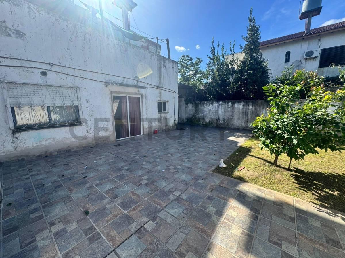 Venta Casa a reciclar con patio, cochera y terraza en Morón — foto 1