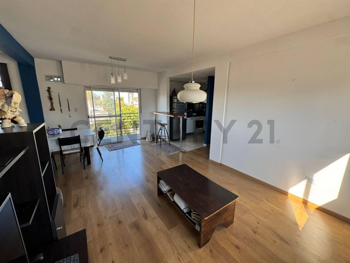 Venta Amplio Departamento en Dos Plantas con Terraza y Balcones en Caseros — foto 1