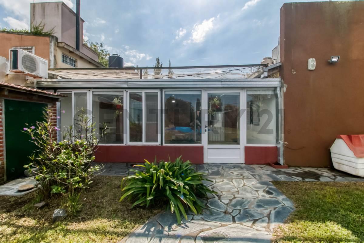 Casa en Venta – City Bell, calle 30 entre 454 y 455 — foto 1