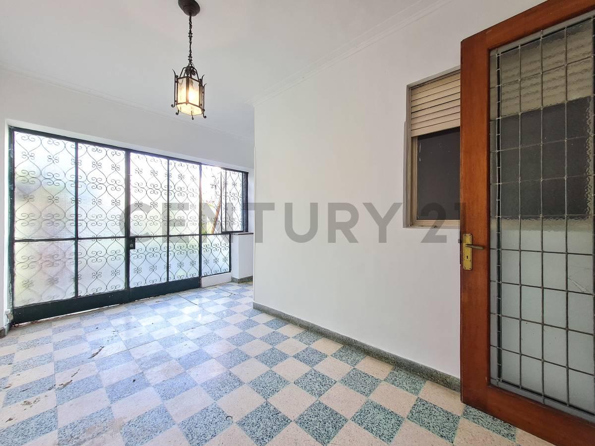 CASA EN VENTA DE TRES DORMITORIOS CON PATIO Y COCHERA EN LA PLATA — foto 1