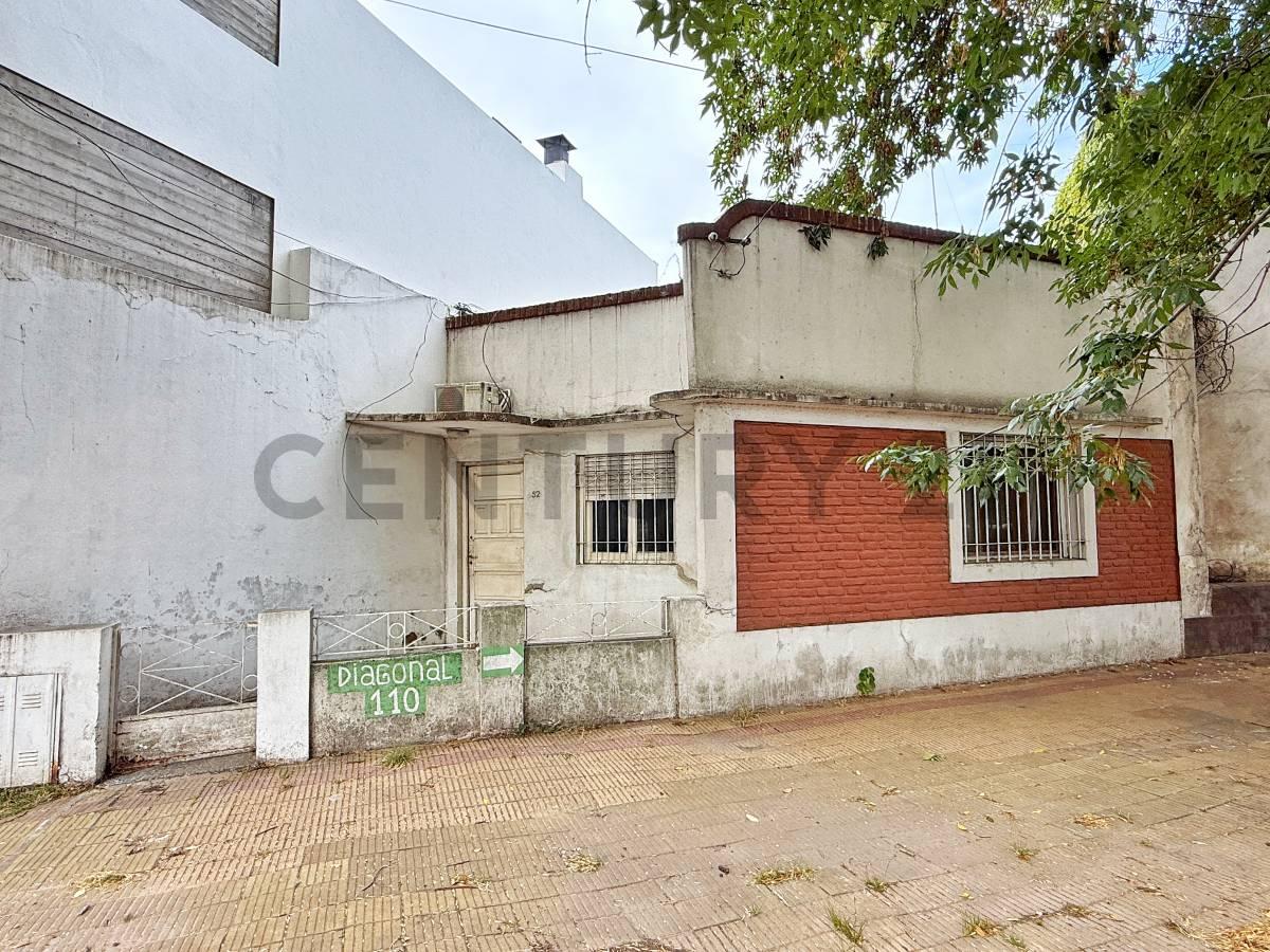VENTA DE CASA EN LOTE PROPIO – DIAG. 110 entre Plaza Sarmiento (19 y 66) y 67, LA PLATA — foto 1