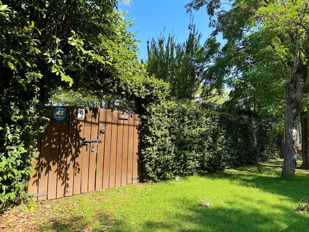 CASA DE 2 DORMITORIOS CON PILETA EN CITY BELL EN VENTA — foto 1