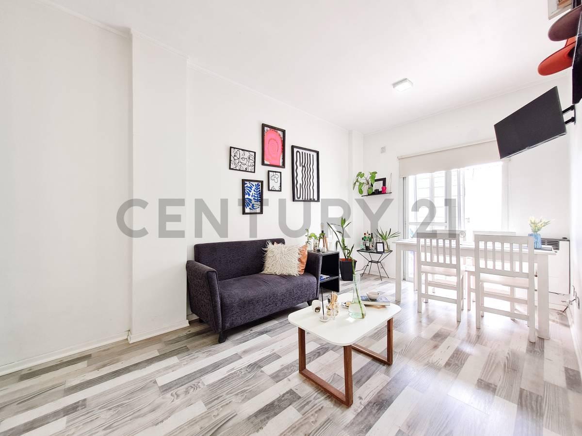 Departamento en venta de 1 dormitorio con patio y cochera en La Plata — foto 1