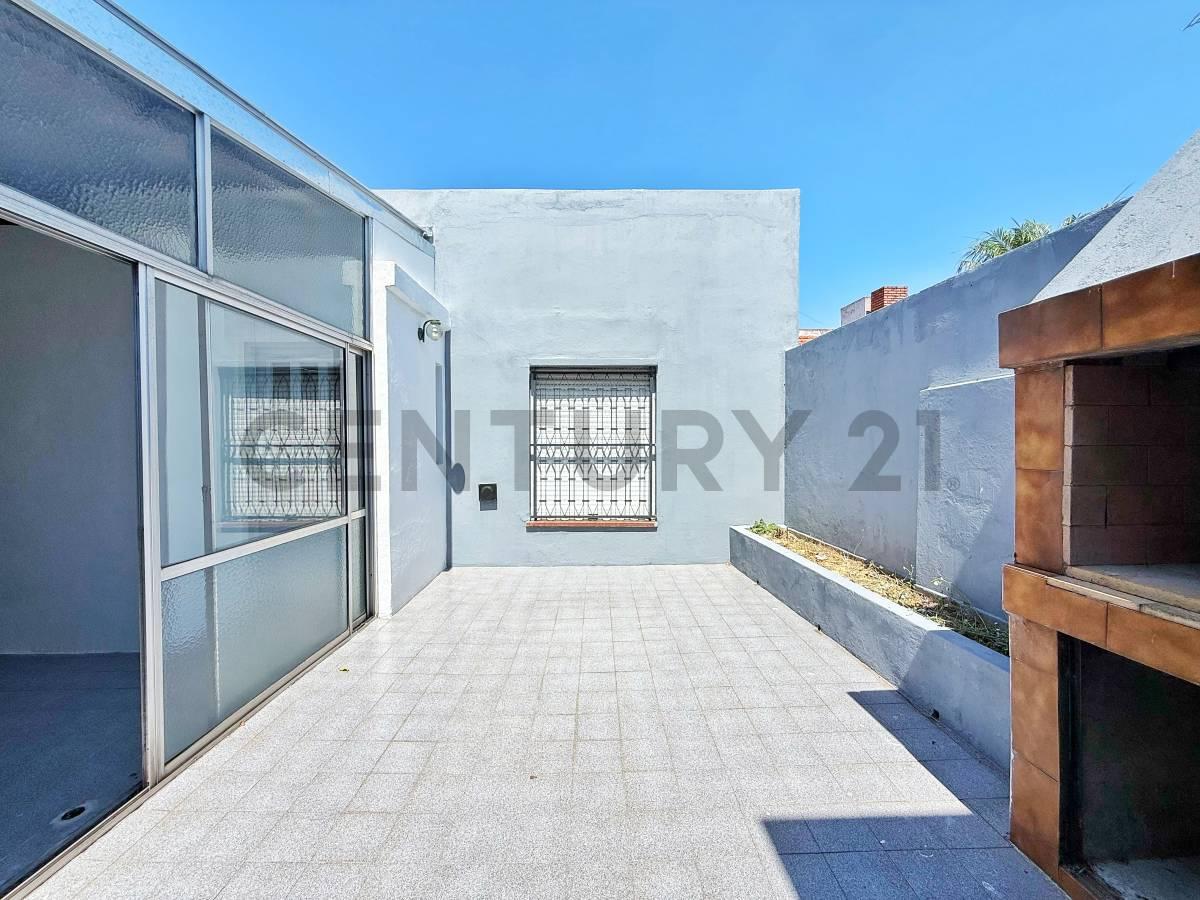 VENTA DE CASA DE 2 DORMITORIOS CON COCHERA EN TOLOSA — foto 1