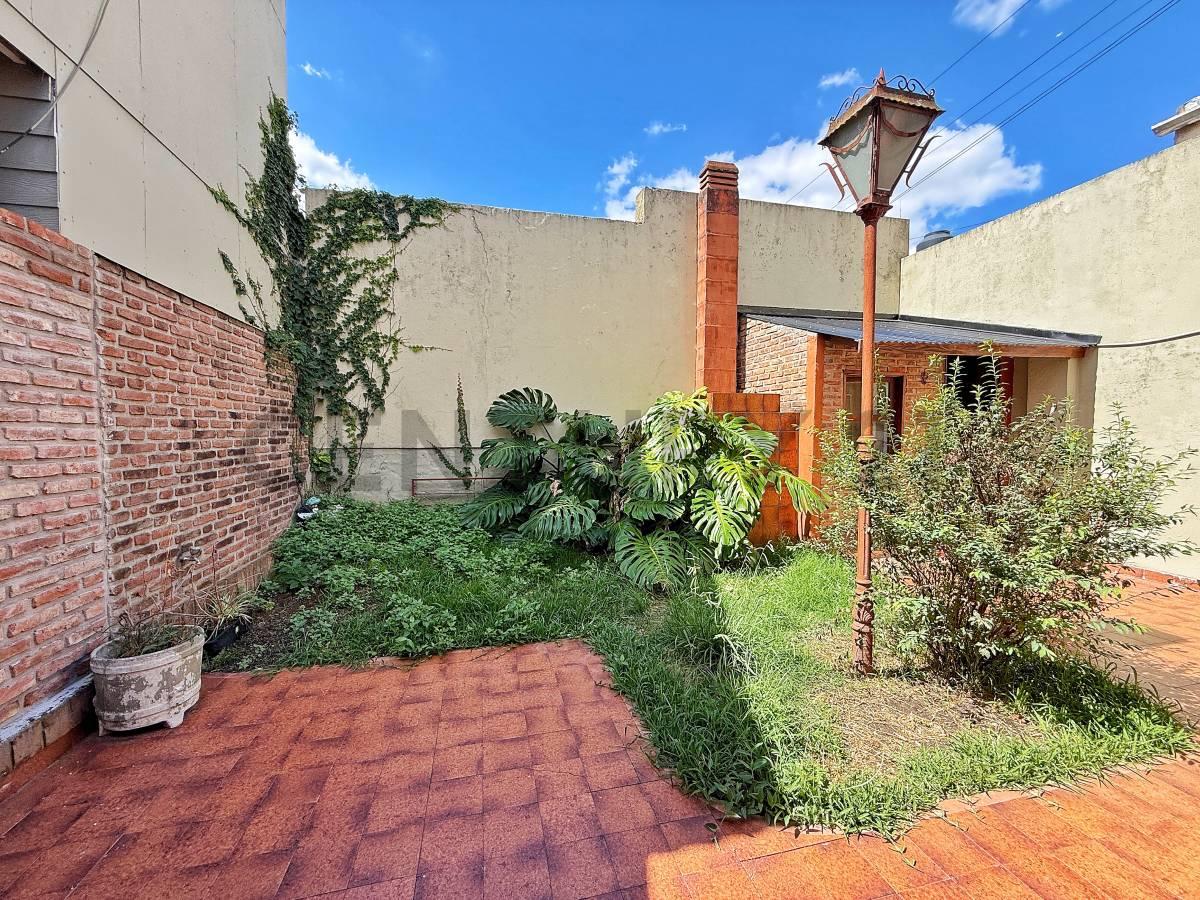 CASA VENTA DE 4 DORMITORIOS CON QUINCHO Y GARAGE EN LA PLATA — foto 1