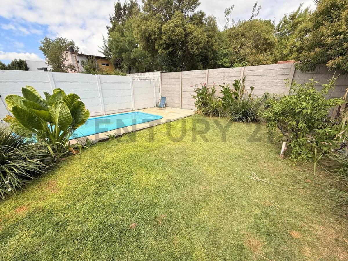 CASA EN VENTA DE TRES DORMITORIOS CON PARQUE, COCHERA Y PILETA EN LA PLATA — foto 1