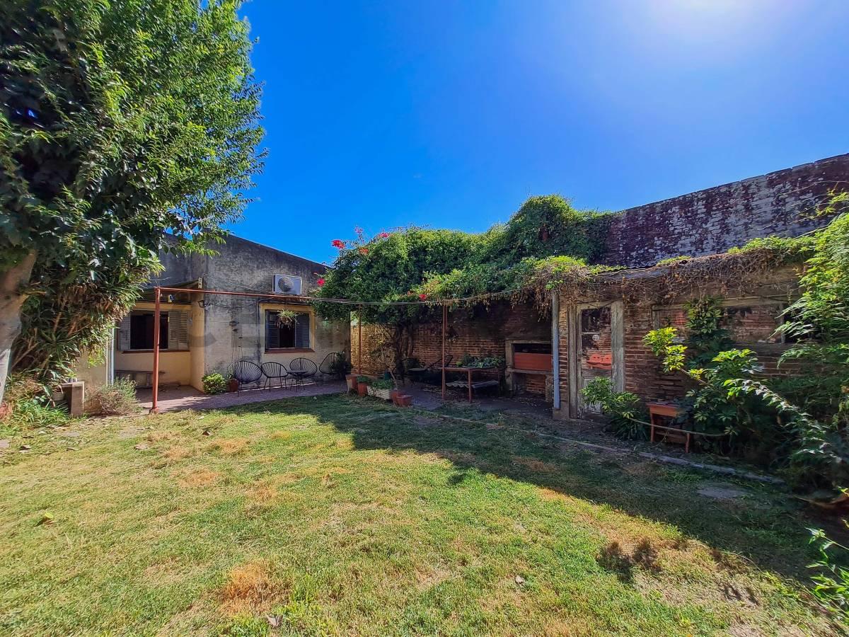 Casa en venta de 2 dormitorios con cochera y parque en La Plata — foto 1