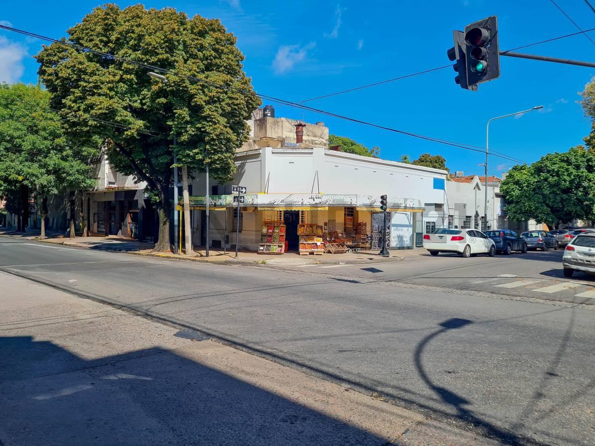 Esquina comercial en venta | 4 y 42 + PH . Opción de venta en bloque con local lindero — foto 1