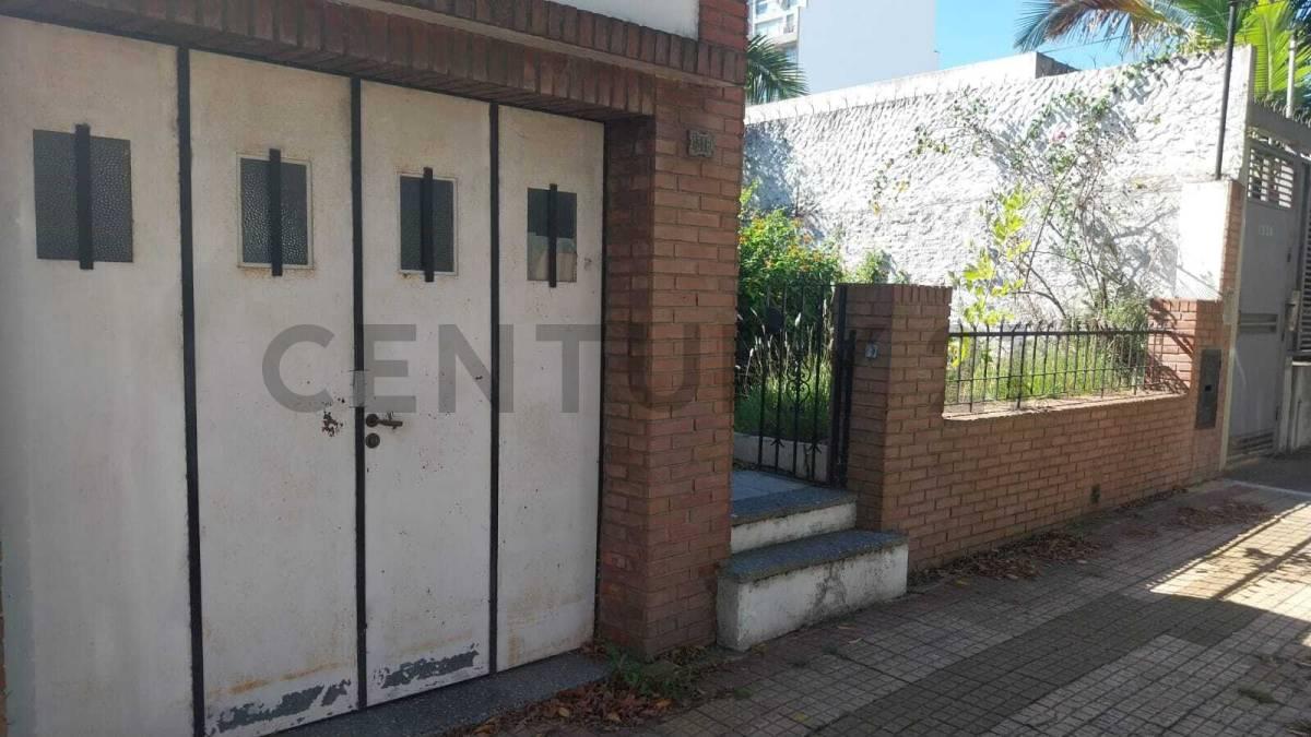 Venta de casa de 3 dormitorios con parque en La Plata — foto 1