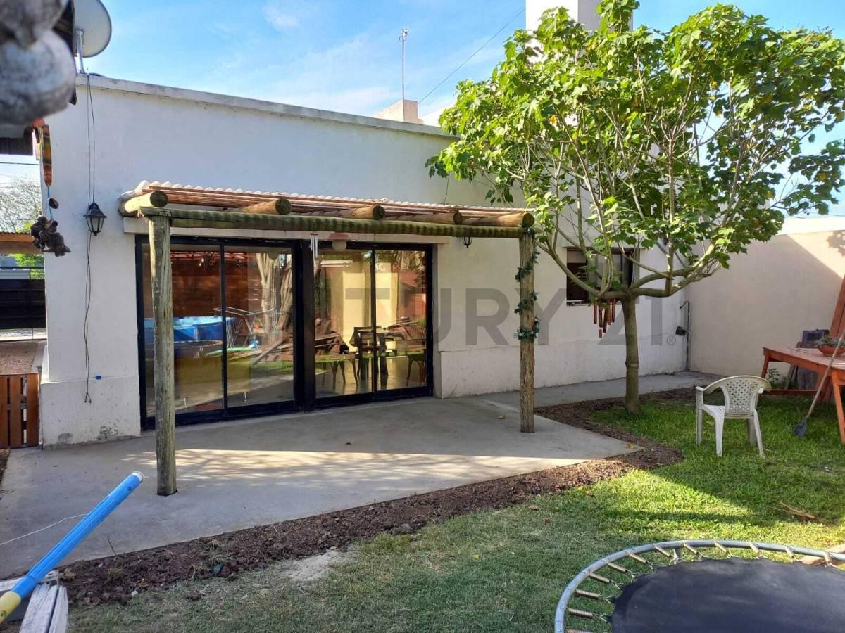 CASA DE 3 DORMITORIOS CON PATIO EN VENTA EN LA PLATA — foto 1
