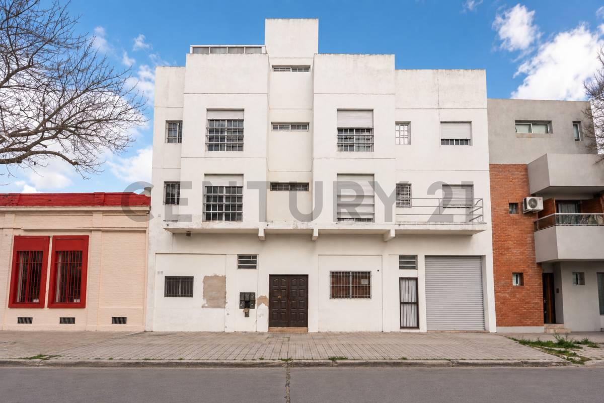 Departamento monoambiente con patio y balcón en La Plata — foto 1