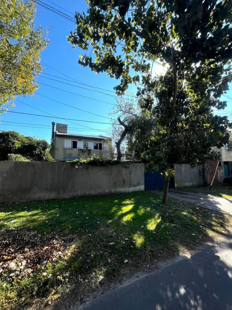 461 18 y 18 bis VENTA DE GRAN CASA EN CITY BELL, 3 DORMIS, AMPLIO PARQUE, PILETA, QUINCHO — foto 1