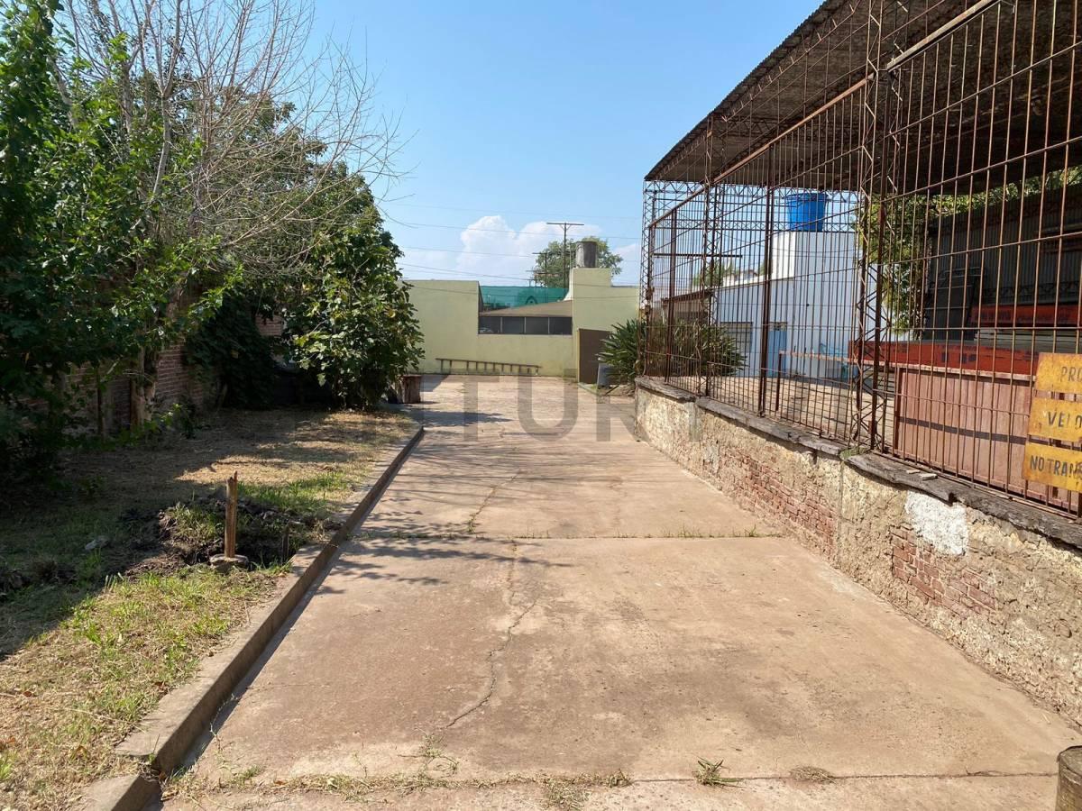 Casa en venta en San Carlos con galpón y 3 lotes — foto 1