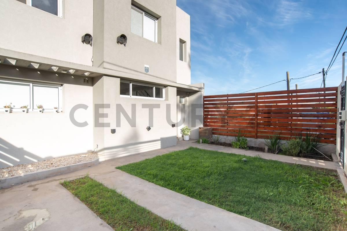 Casa dúplex tres dormitorios en venta Gonnet — foto 1