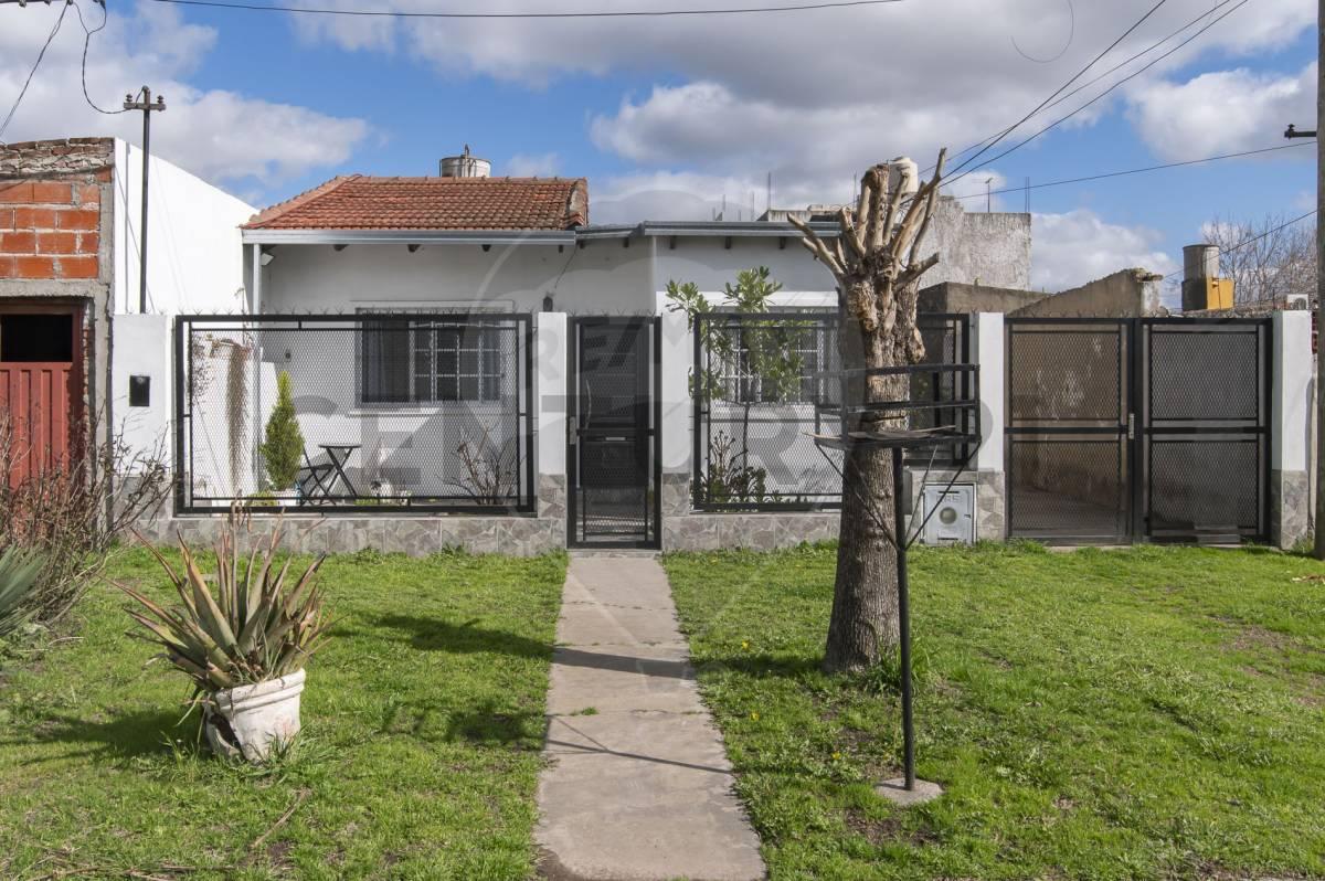 CASA EN VENTA CON DEPARTAMENTO EN LA PLATA SAN CARLOS — foto 1