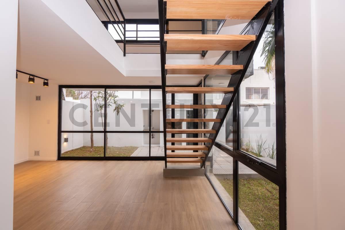 CASA EN VENTA EN LA PLATA TIPO PH DUPLEX A ESTRENAR DE 1 DORMITORIO Y PATIO — foto 1