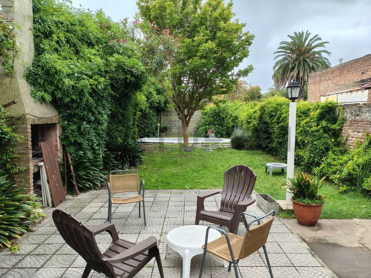 115 e/ 37 y 38- Vendemos Casa - 4 dormitorios- con parque y piscina - Apto profesional - — foto 1