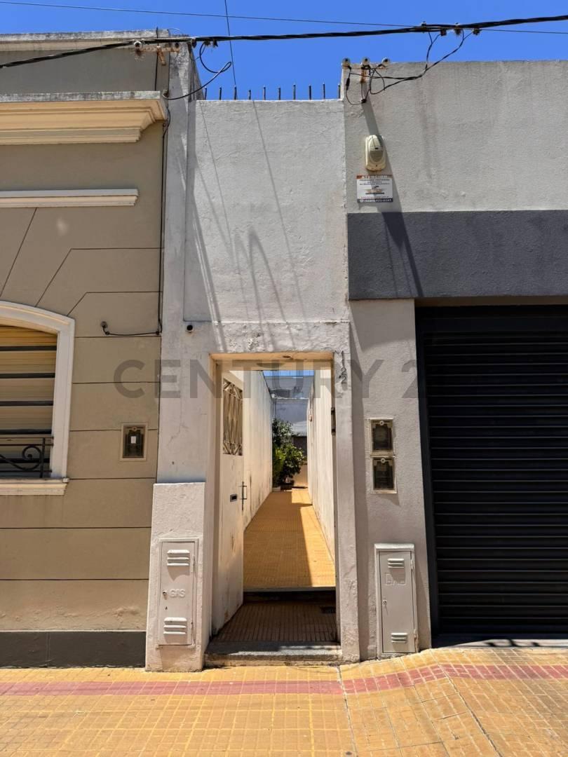 68 entre 17 y 18 LA PLATA CASA 2 DORMITORIOS CON PATIO EN VENTA — foto 1