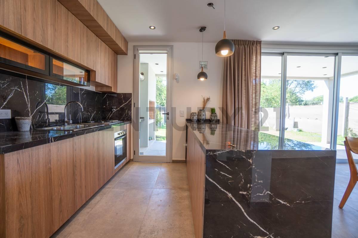 Casa en venta en Gorina con 3 dormitorios, cochera, parque — foto 1