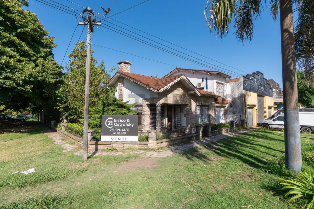 Casa con local en venta en La Plata con pileta — foto 1