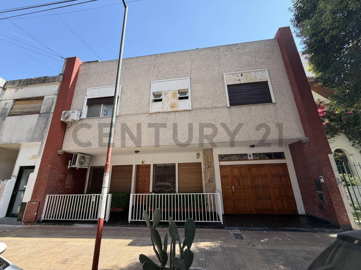 Calle 56 e/ 1 y 2 - CASA 4 DORMITORIOS EN VENTA LA PLATA| 600M2 LOTE| PILETA CUBIERTA|APTA PROFESION — foto 1