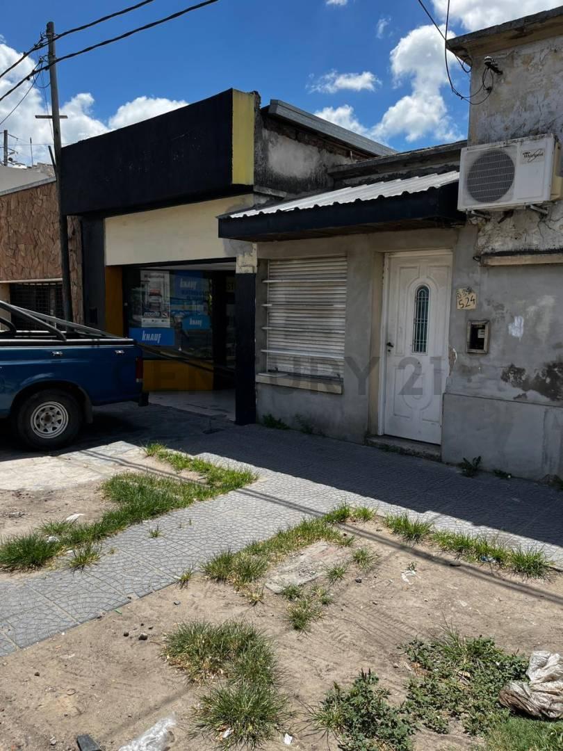 Casa en venta en La Plata a reciclar o demoler sobre avenida — foto 1