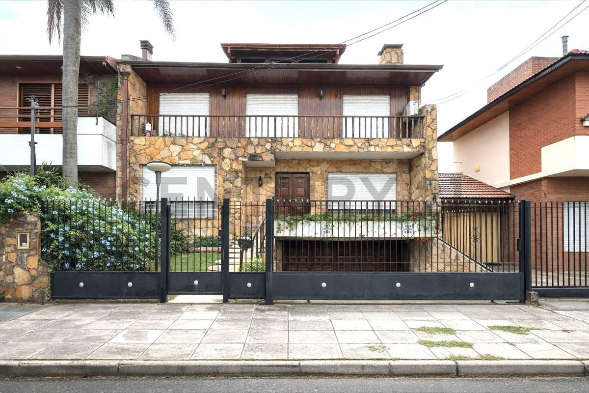 Chalet en dos plantas con excelente ubicación a la venta — foto 1