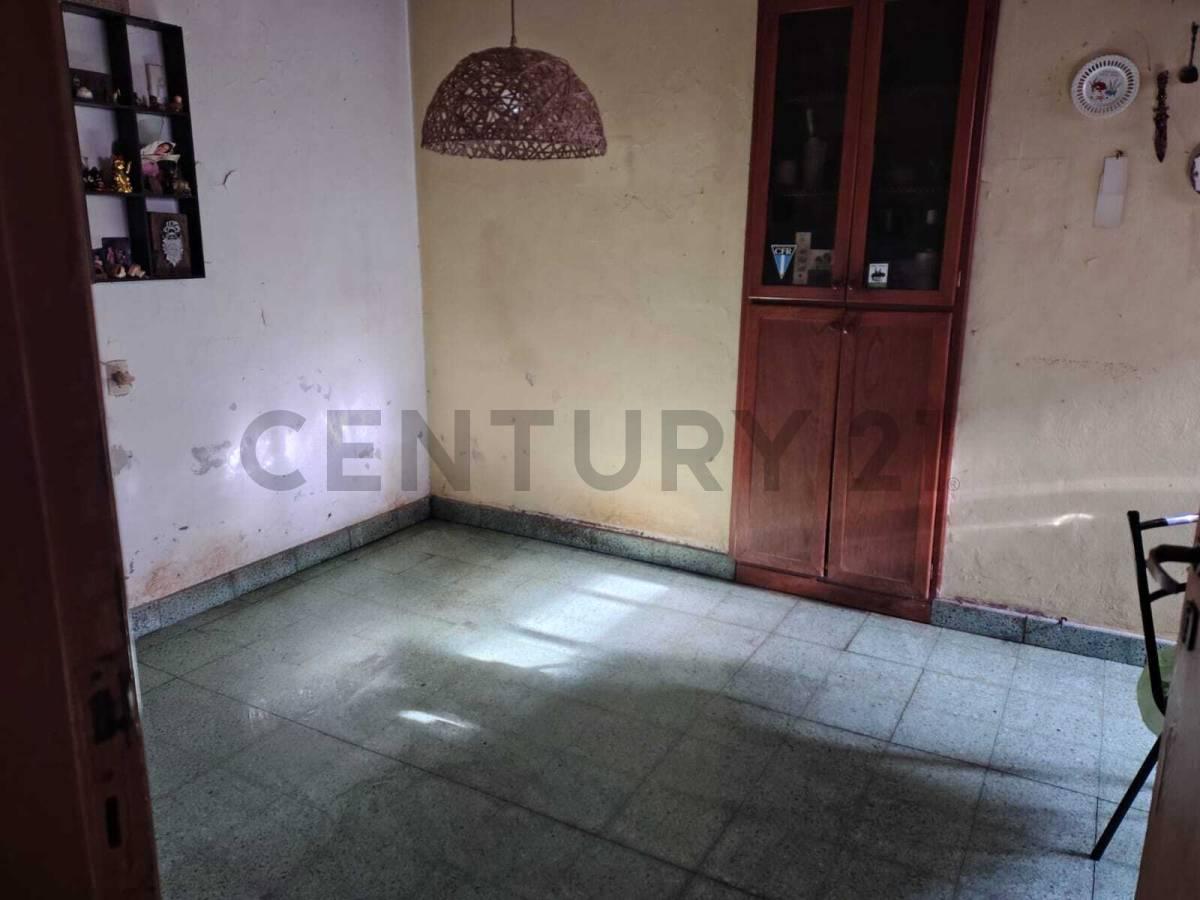 CASA EN VENTA EN LA PLATA TIPO PH AL FRENTE CON COCHERA CUBIERTA A REFACCIONAR — foto 1
