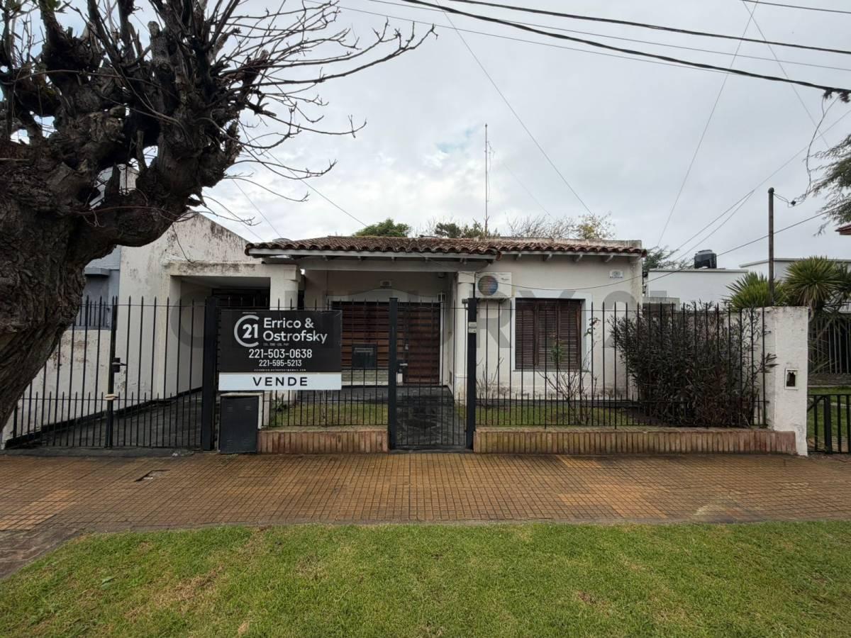 Casa en venta en Ringuelet a refaccionar con 2 dormitorios y parque — foto 1