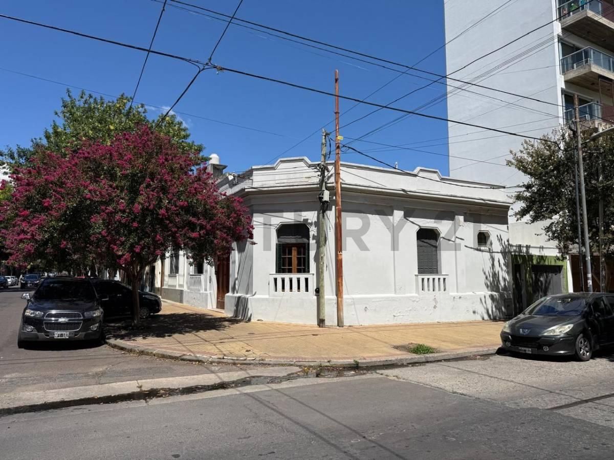 Casa en Venta - 54 esquina 17 - 2 dormitorios con Cochera - USD 160.000 — foto 1