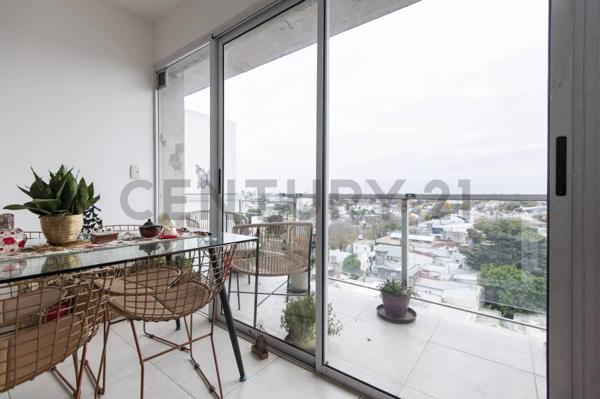 DEPARTAMENTO EN VENTA EN LA PLATA SEMIPISO DE 1 DORMITORIO CON BALCÓN Y COCHERA — foto 1