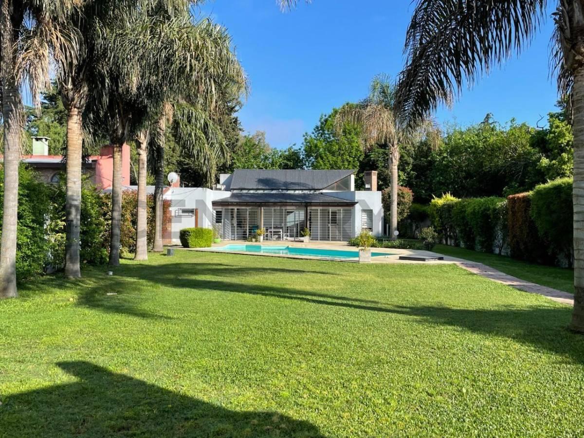 Exclusiva Casa con Pileta y Quincho de Categoría en Barrio Aeropuerto — foto 1