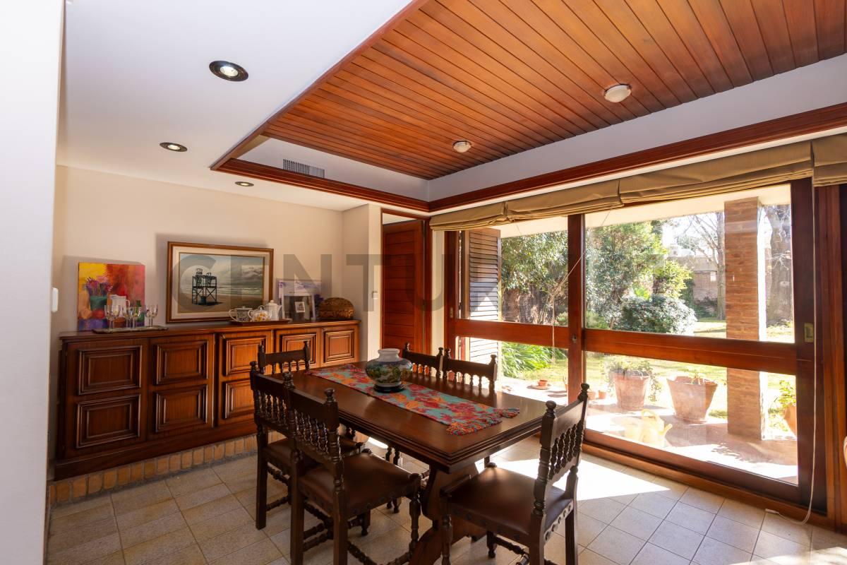 CASA EN VENTA DE 3 DORMITORIOS CON PARQUE Y PILETA EN LA PLATA — foto 1
