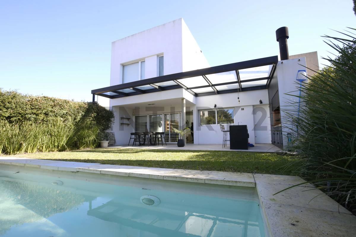 CASA EN VENTA EN CITY BELL - 4 DORMITORIOS - PARQUE CON PILETA — foto 1