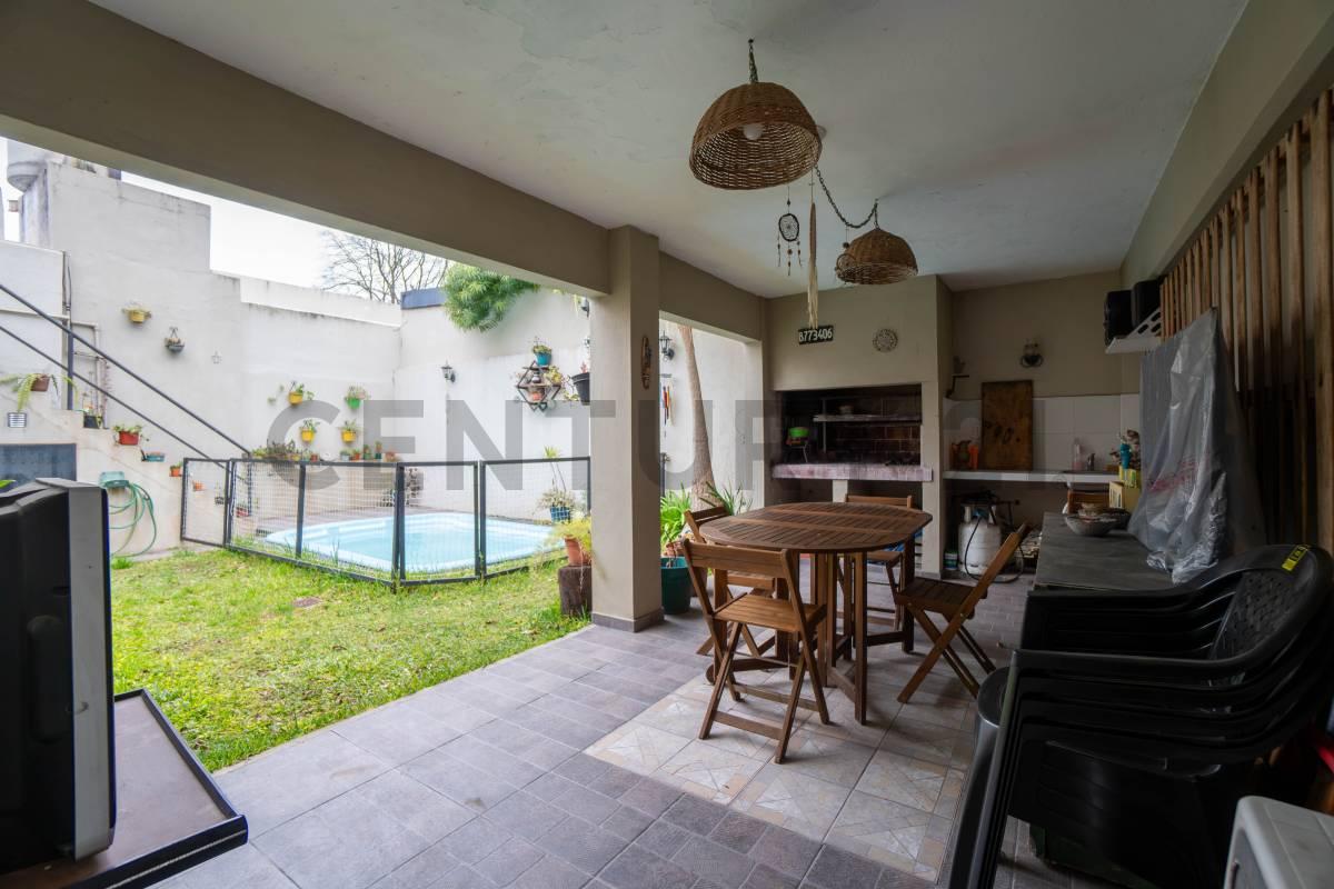 CASA EN VENTA EN LA PLATA ZONA PARQUE SAN MARTIN 3 DORMITORIOS COCHERA Y PATIO — foto 1