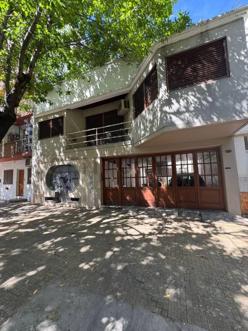CASA EN VENTA EN BLOCK CON LOCAL EN PLENO CENTRO PLATENSE — foto 1