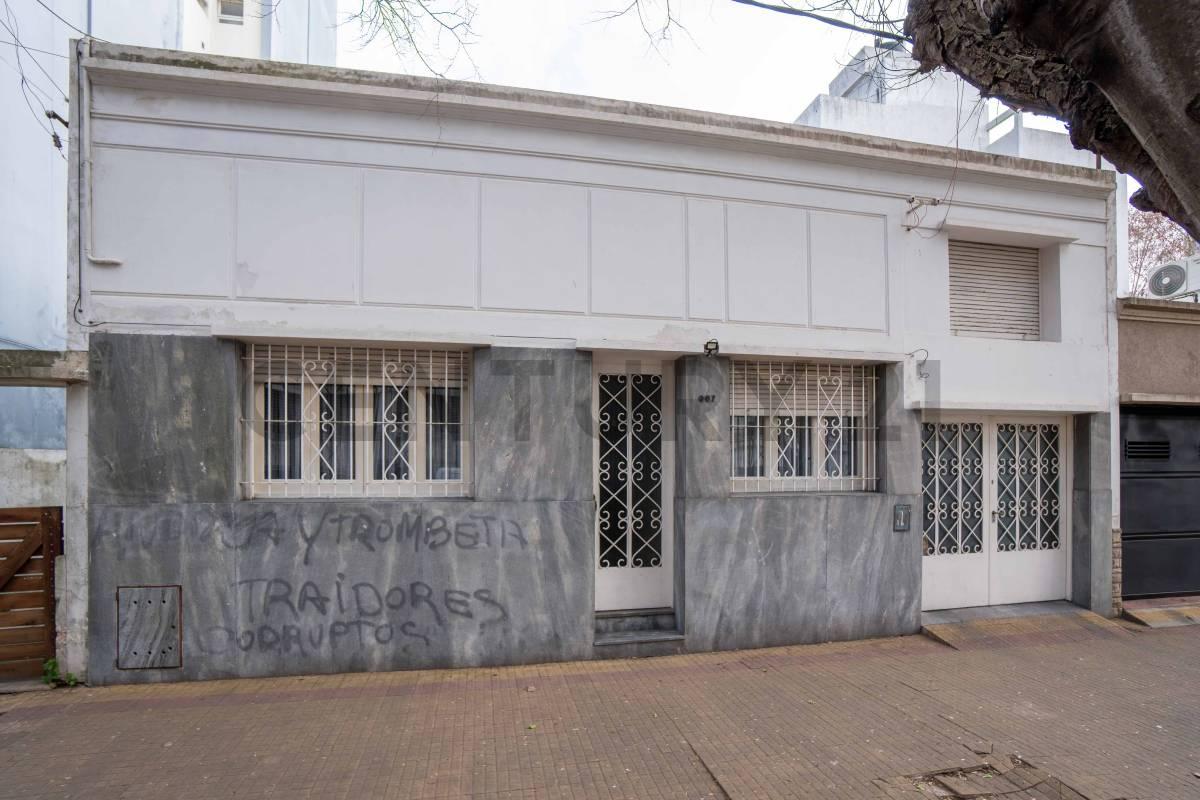 Casa en venta en La Plata de 3 dormitorios sobre lote de 300 m² con gran potencial — foto 1