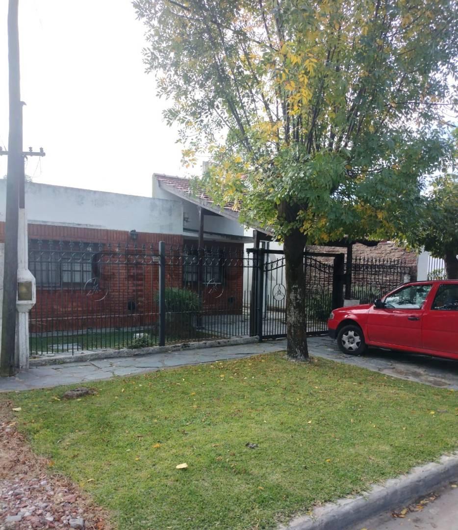 CASA EN VENTA - GONNET — foto 1