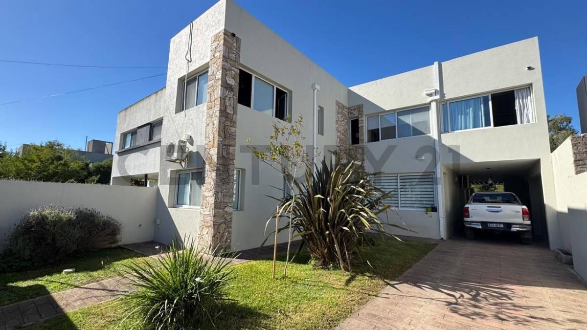 Casa en venta en El Quimilar City Bell 4 dormitorios, pileta y parque — foto 1