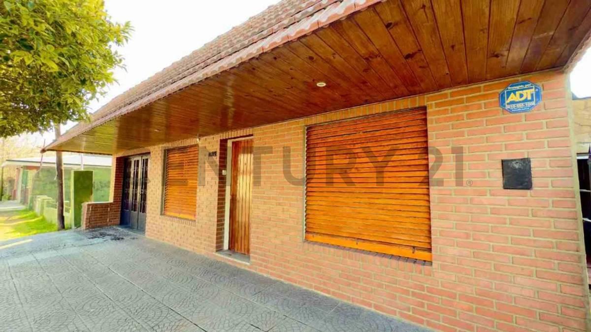 Casa en venta en La Plata de dos dormitorios con cochera y quincho — foto 1