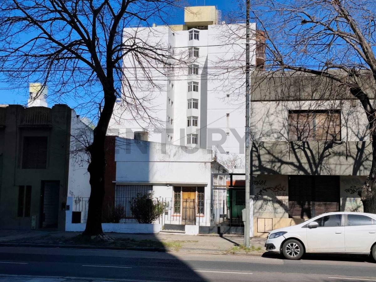 Lote en venta en La Plata para constructor sobre avenida 7 — foto 1