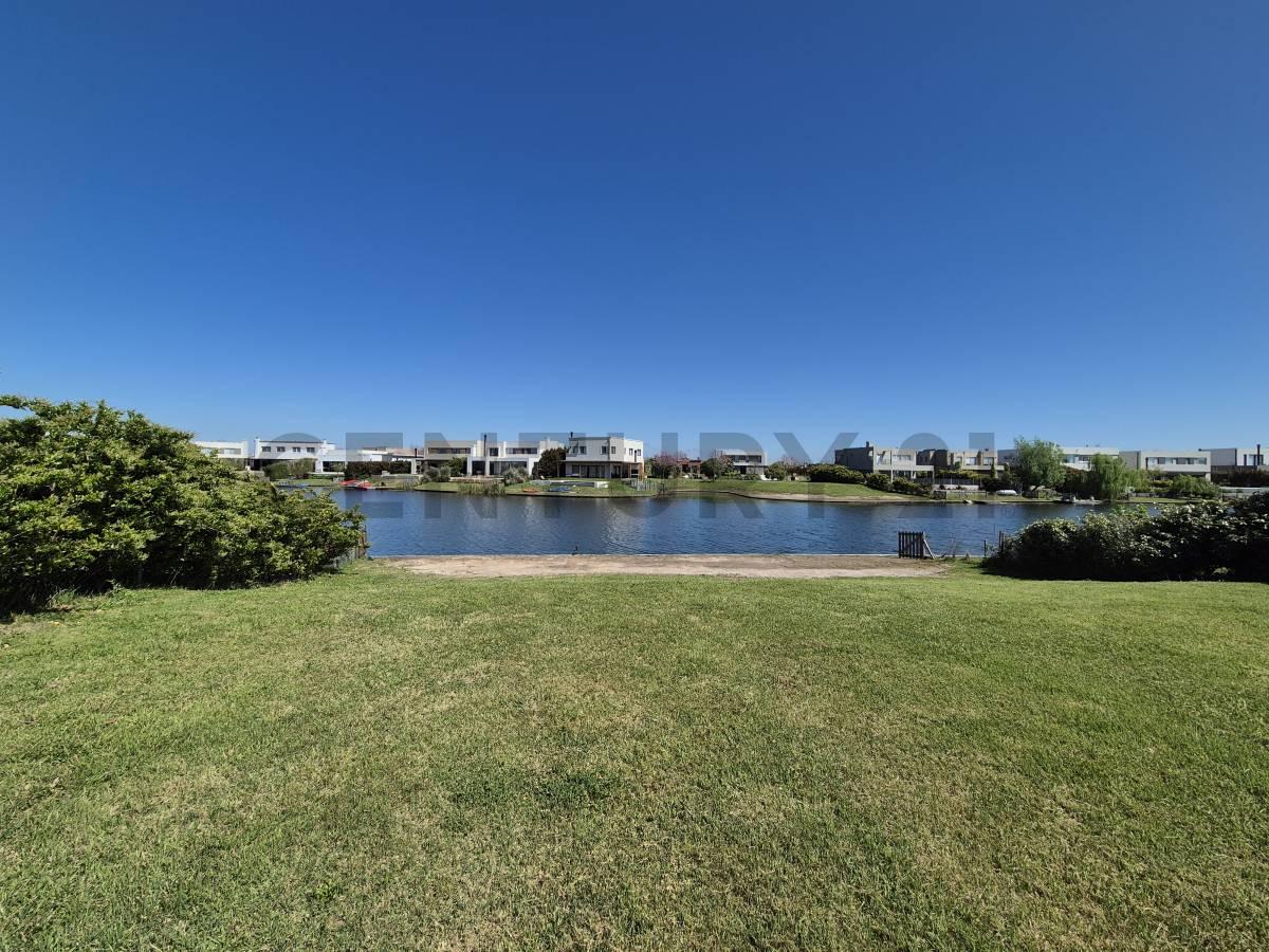 Venta de lote al agua en Barrio Ceibos. Puertos del Lago. — foto 1