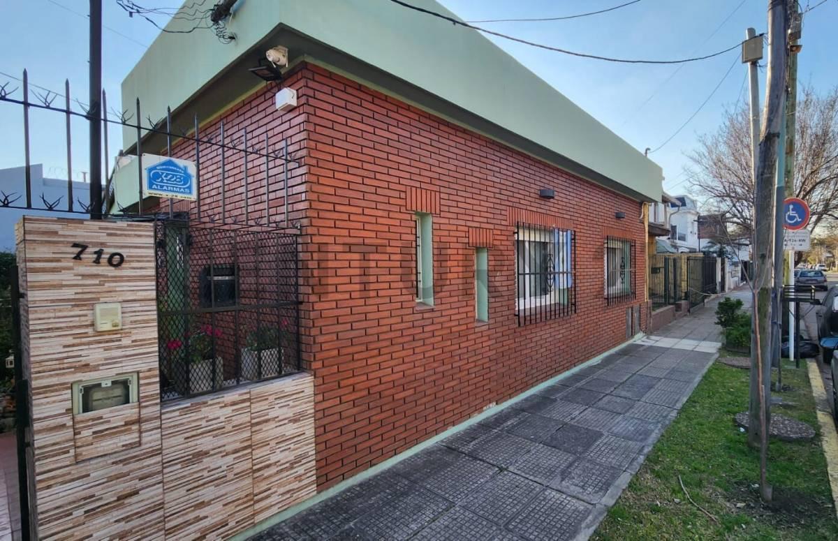 Casa 5 ambientes con cochera y fondo libre a metros del centro de castelar Norte.-APTO CREDITO HIPOT — foto 1