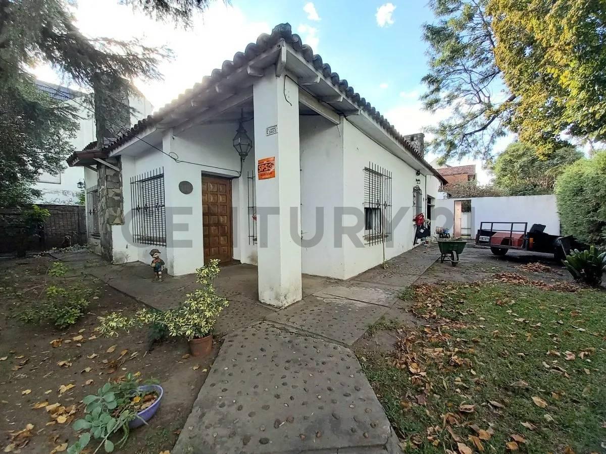 Venta de lote en esquina con casa a reciclar Castelar — foto 1
