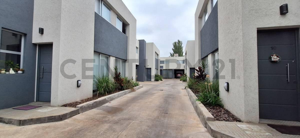 Venta Casa en complejo con pileta climatizada y jacuzzi – 4 amb — foto 1