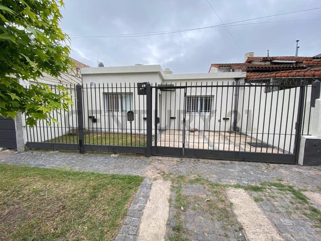 Casa en Castelar Norte | Jardín + cochera | Lote propio — foto 1