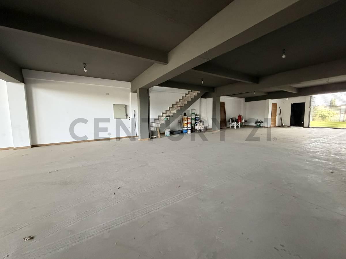 VENTA LOCAL COMERCIAL ENTREPISO ASCENSOR EN ITUZAINGÓ — foto 1
