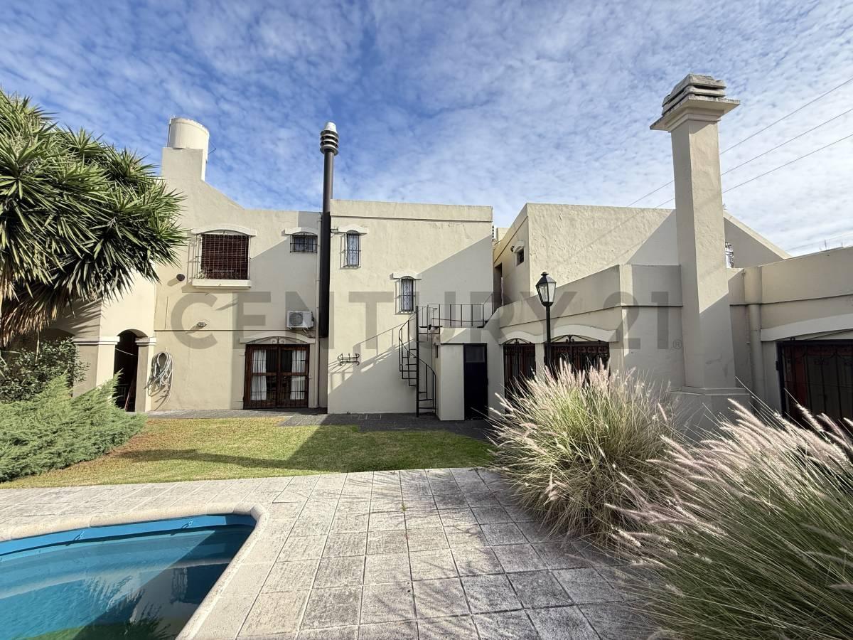 Venta Casa 6 ambientes en Castelar Norte con pileta — foto 1