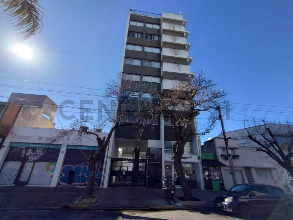 VENTA OFICINA COMERCIAL Excelente ubicación: Calle 13 entre 38 y 39, 1° Piso al FRENTECara — foto 1