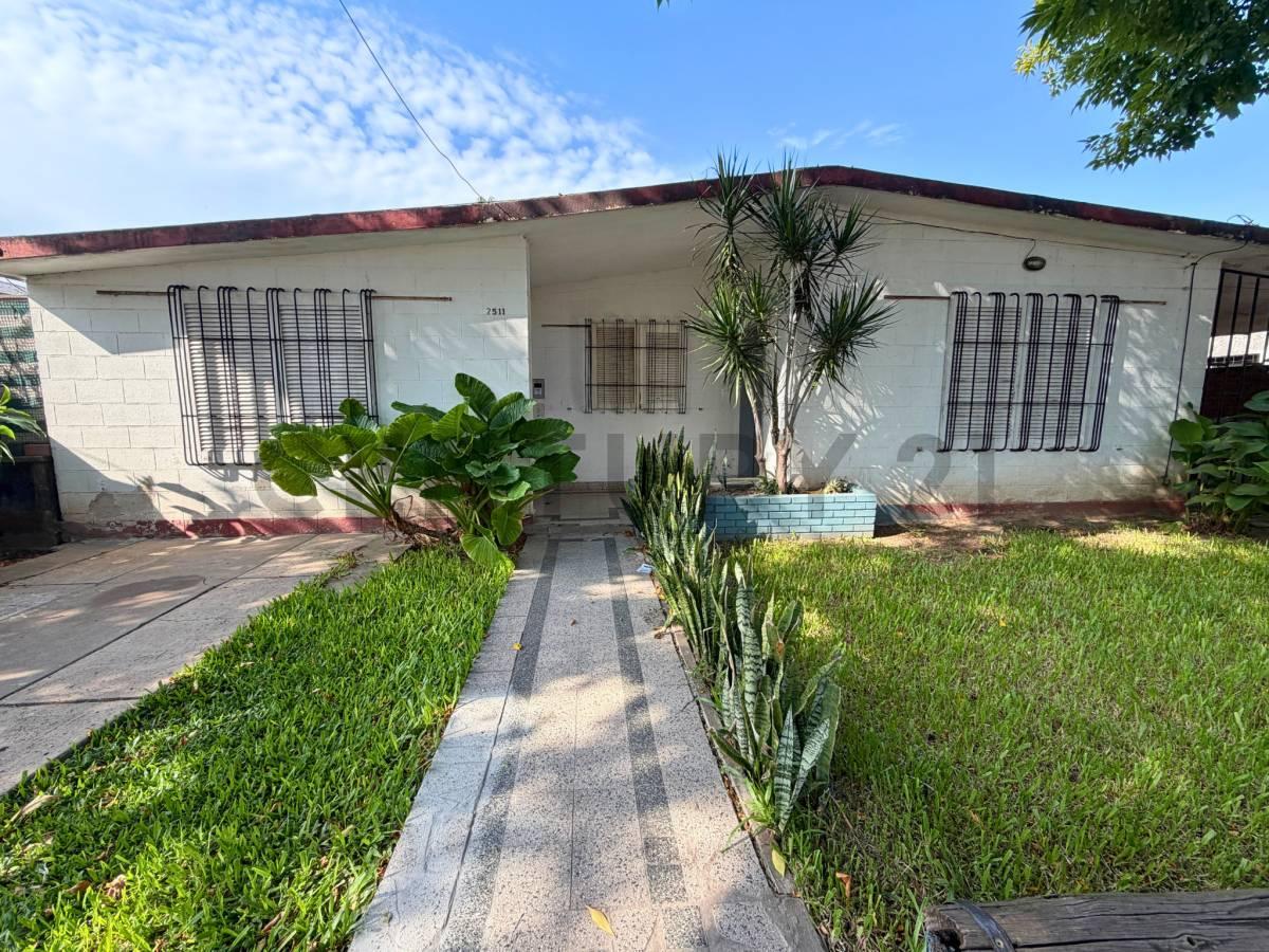Venta Casa de 3 Dormitorios con patio y cochera en Parque Field, Rosario — foto 1